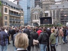 Die Grossbildleinwand vor der Kulisses des Doms, Quelle: RegioBLICK